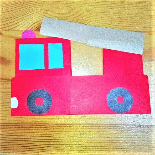 折り紙 消防車 平面の簡単な折り方 街のヒーローを子供と手作り Mamano